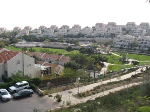 Grünanlage in einer Siedlung in Israel
