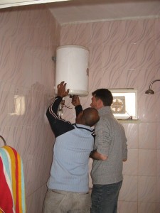 Boiler-Reparatur im Ghor Mazra'a am Toten Meer, Jordanien